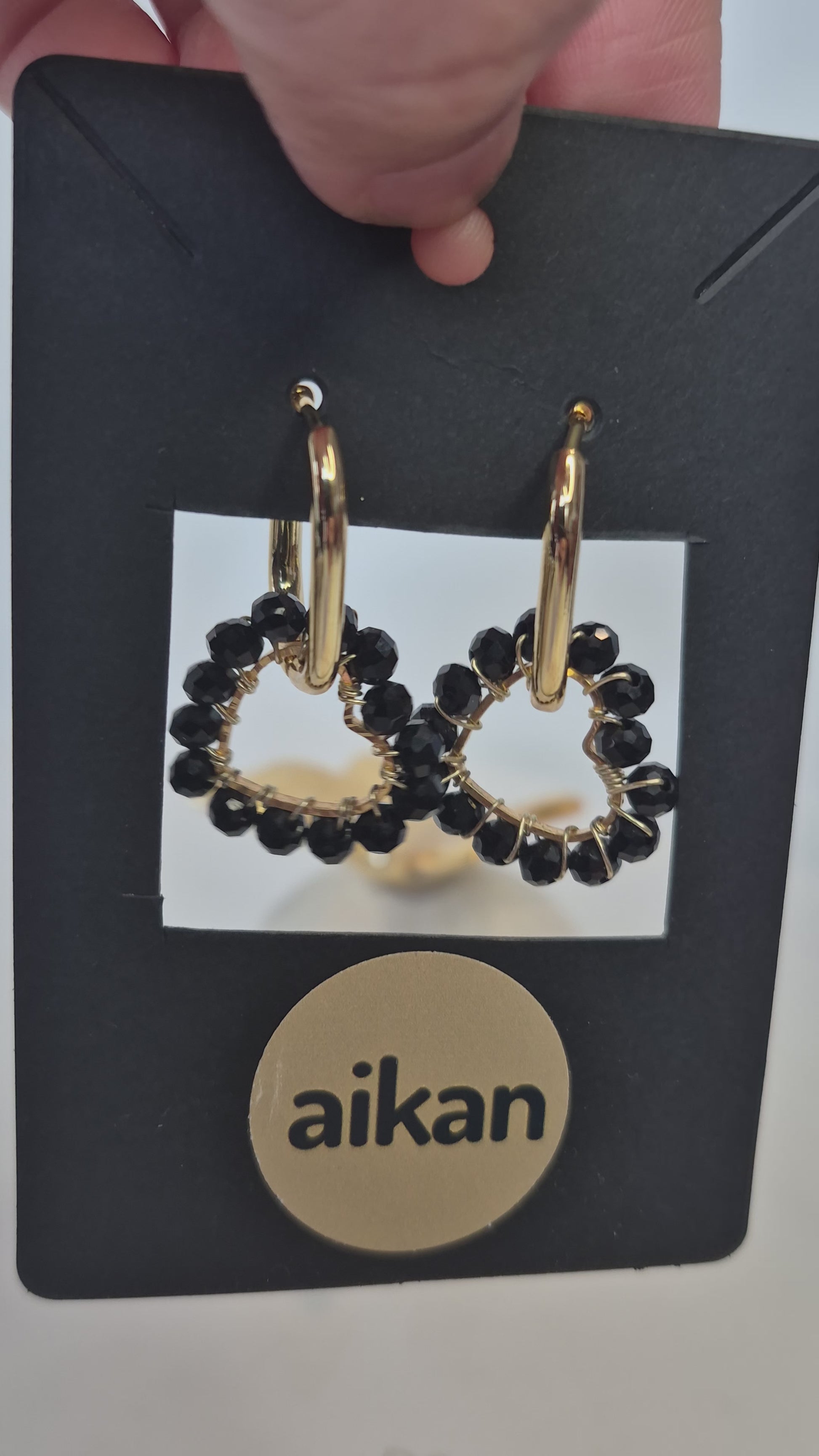 Aros Noire | Argollas Corazón con Cristales Negros Oro Laminado ✨️