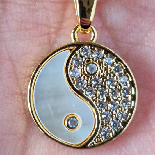 ☯️ Collar Yin Yang Blanco con Circones | Oro Laminado 18K