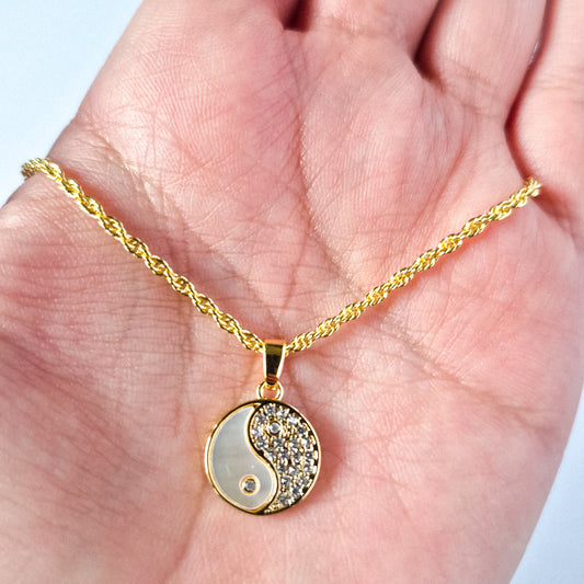 ☯️ Collar Yin Yang Blanco con Circones | Oro Laminado 18K