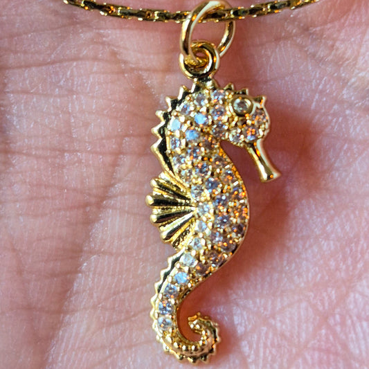✨ Collar Caballito de Mar Oro Laminado 18K con Circones