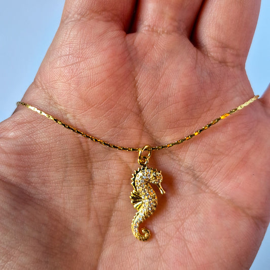 ✨ Collar Caballito de Mar Oro Laminado 18K con Circones